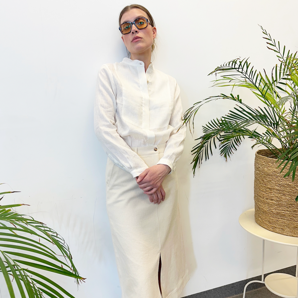 
                      
                        Studio Re- Off-white skjørt i twill og hvit linskjorte
                      
                    