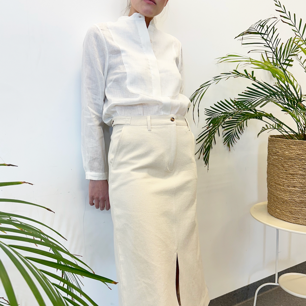 
                      
                        Studio Re- Off-white skjørt i twill og hvit linskjorte
                      
                    