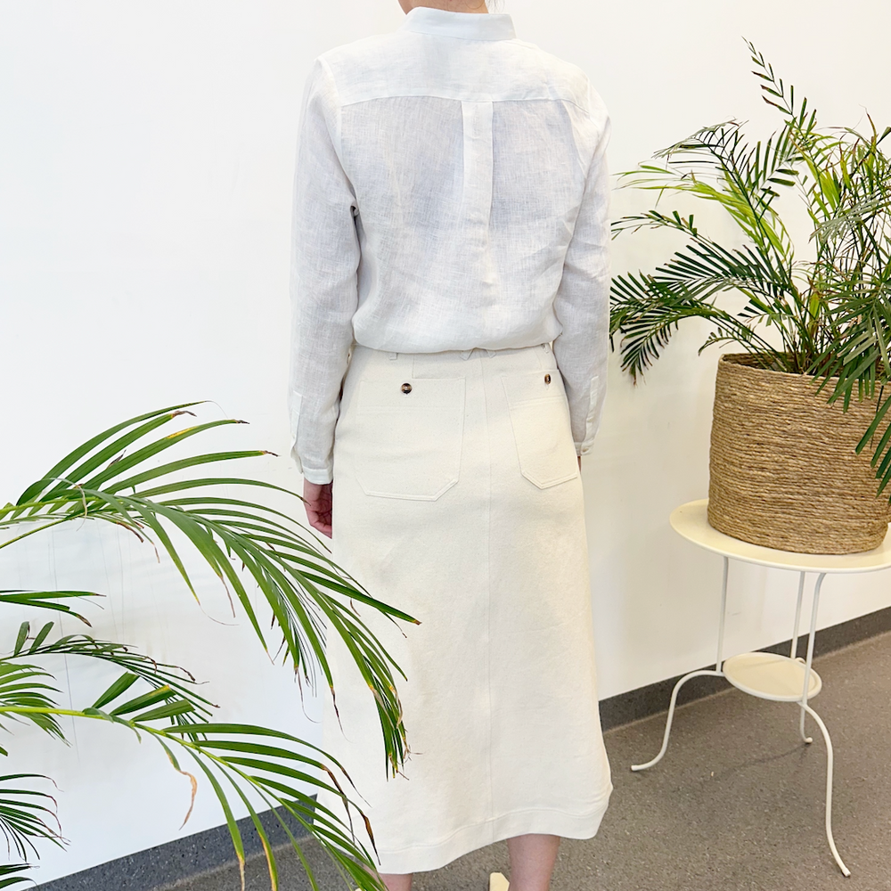 
                      
                        Studio Re- Off-white skjørt i twill og hvit linskjorte
                      
                    