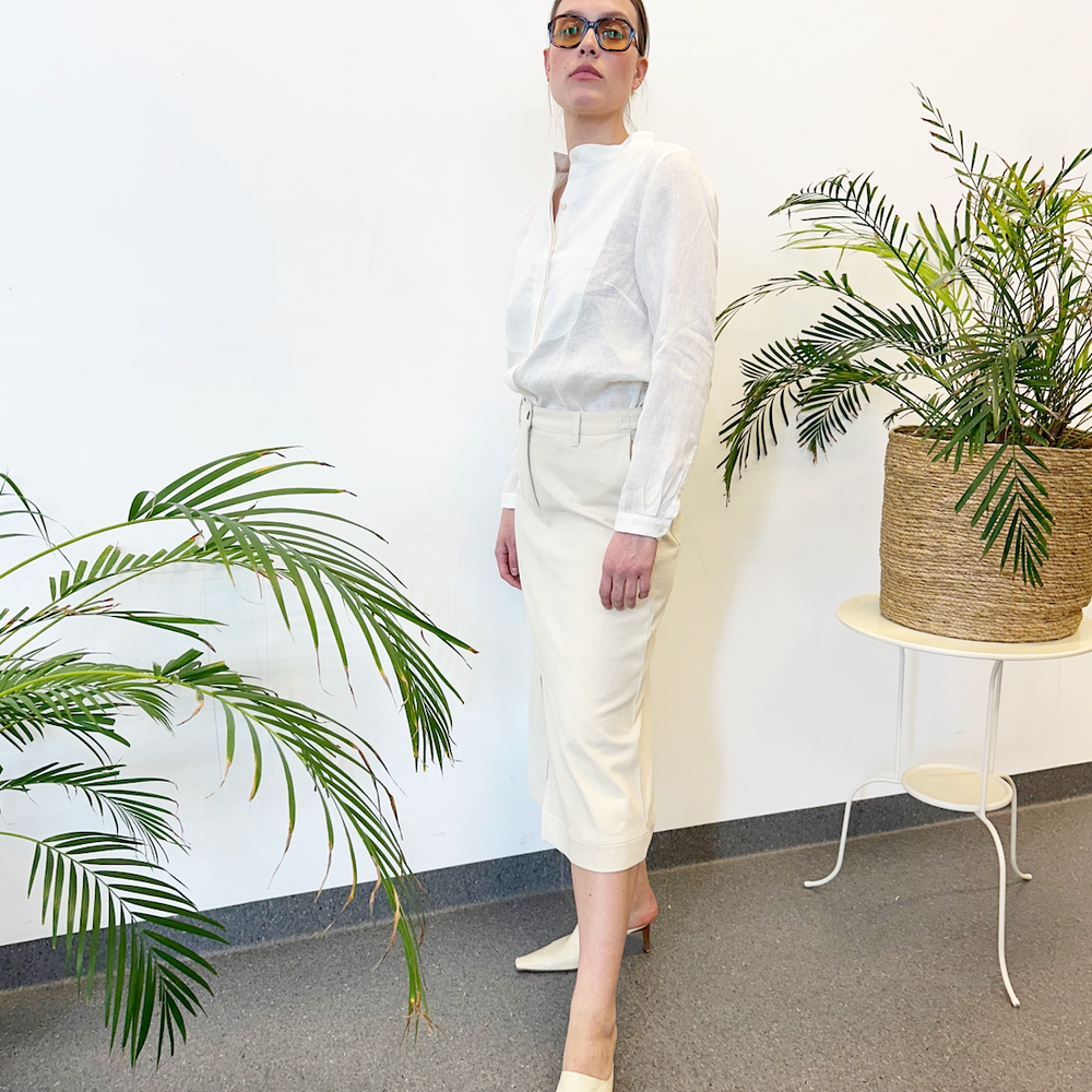 
                      
                        Studio Re- Off-white skjørt i twill og hvit linskjorte
                      
                    