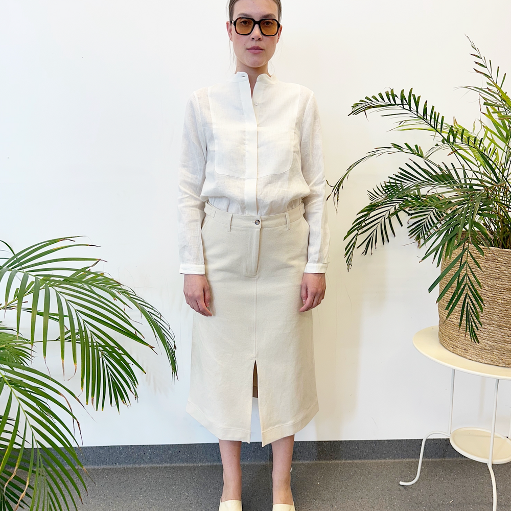 
                      
                        Studio Re- Off-white skjørt i twill og hvit linskjorte
                      
                    