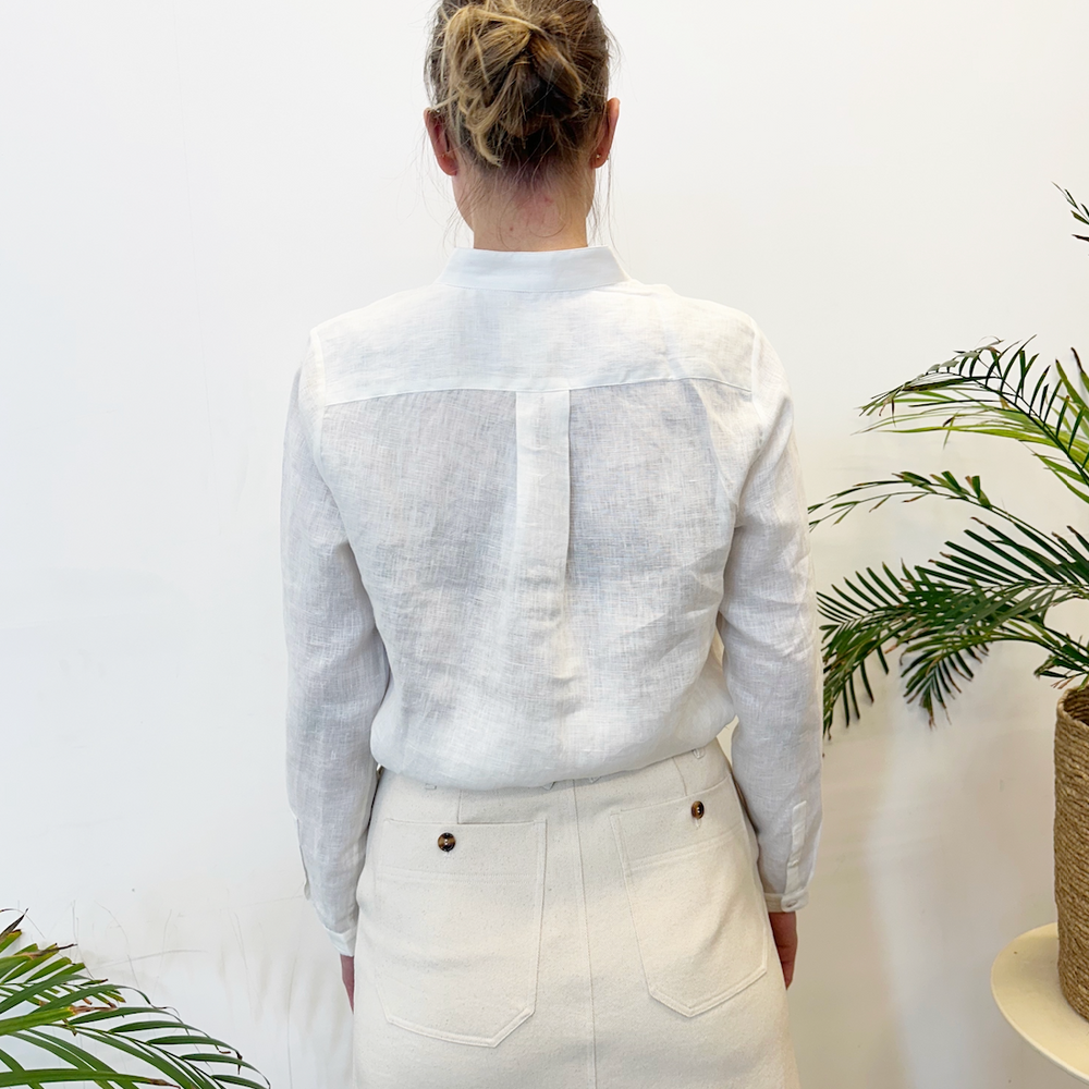 
                      
                        Studio Re- Off-white skjørt i twill og hvit linskjorte
                      
                    