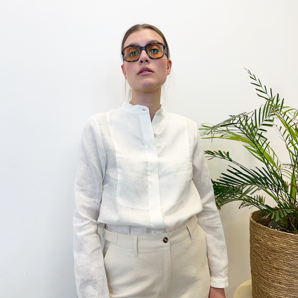 
                      
                        Studio Re- Off-white skjørt i twill og hvit linskjorte
                      
                    