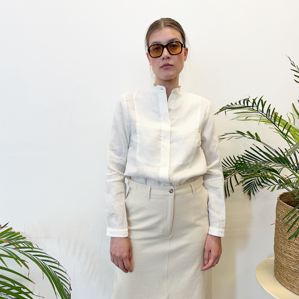 
                      
                        Studio Re- Off-white skjørt i twill og hvit linskjorte
                      
                    