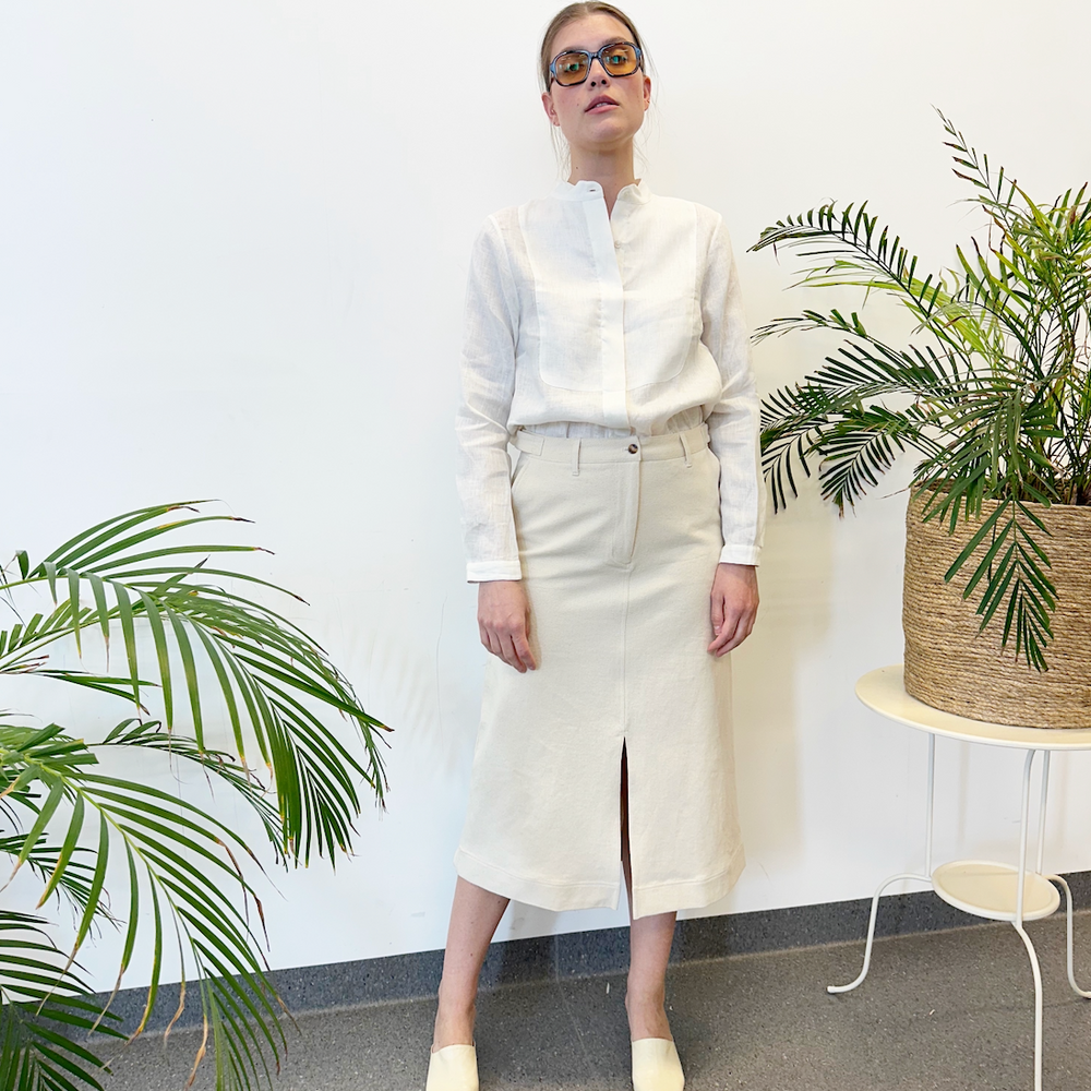 
                      
                        Studio Re- Off-white skjørt i twill og hvit linskjorte
                      
                    