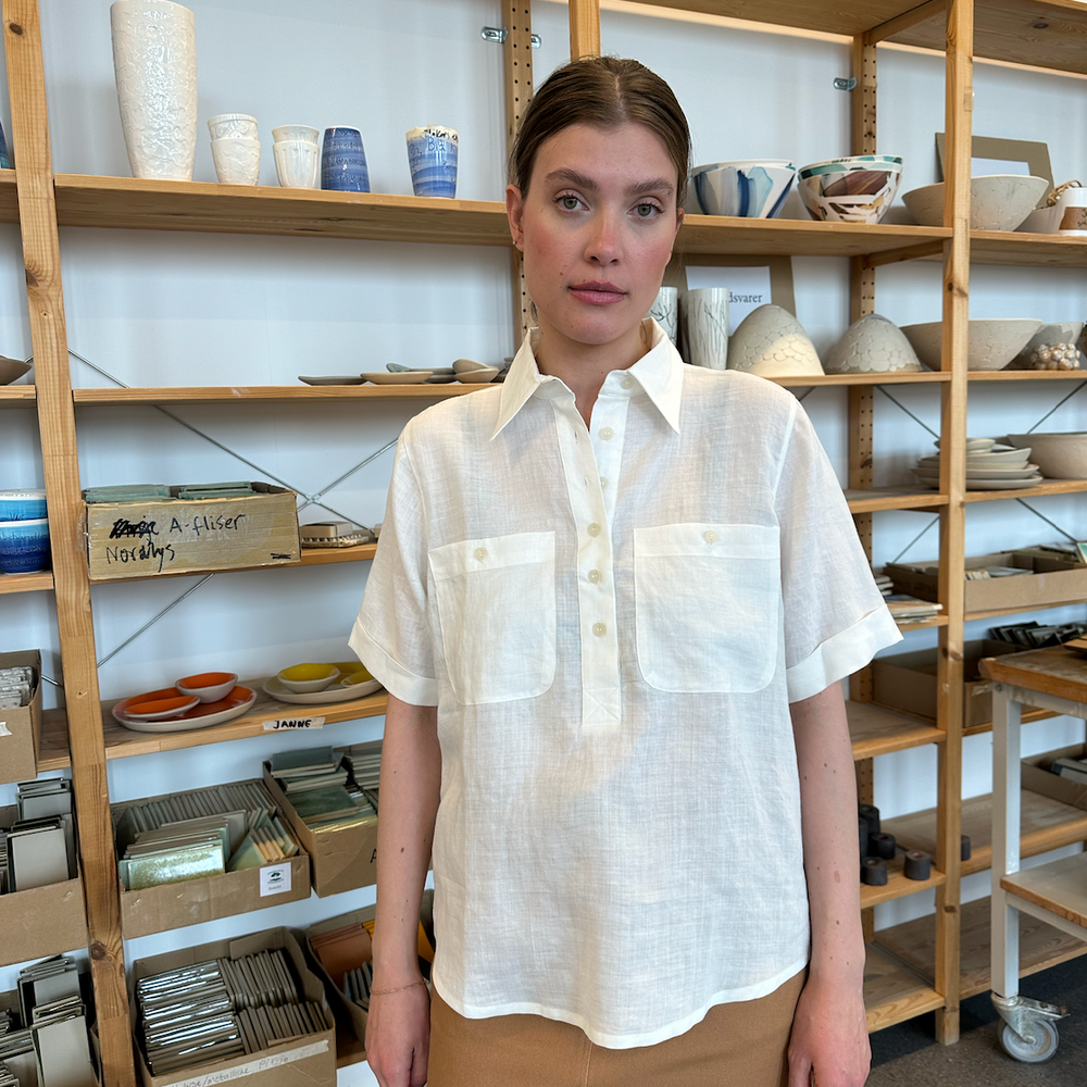 
                      
                        Studio Re- Hvit kortermet linskjorte og kamelfarget twillskjørt
                      
                    