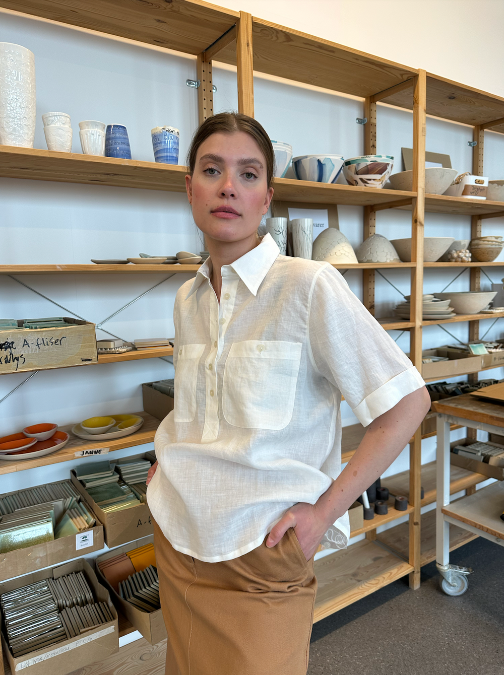 Studio Re- Hvit kortermet linskjorte og kamelfarget twillskjørt