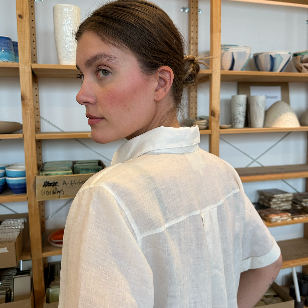 
                      
                        Studio Re- Hvit kortermet linskjorte
                      
                    