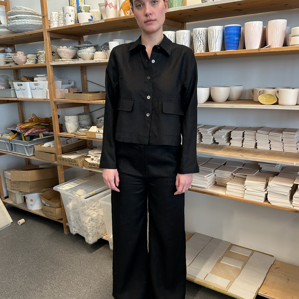 
                      
                        Studio Re- Sort linbukse og linjakke
                      
                    