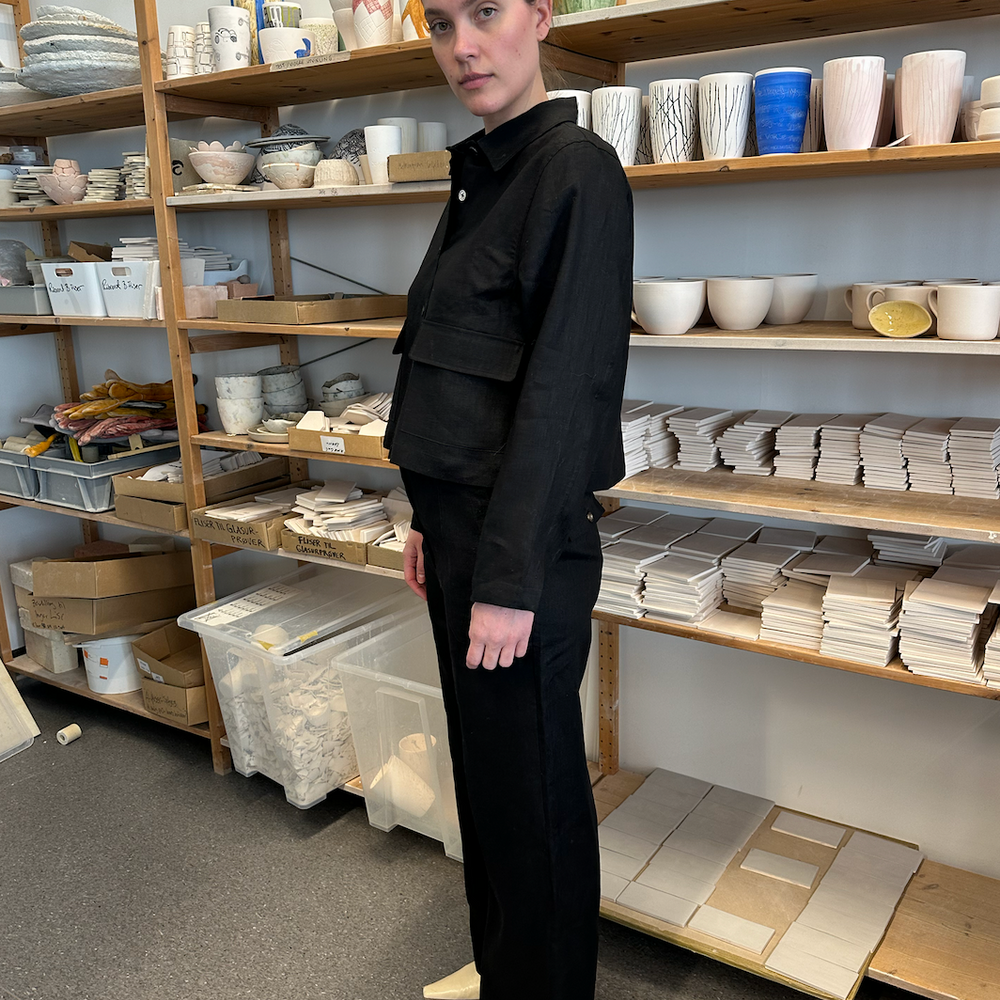 
                      
                        Studio Re- Sort linbukse og linjakke
                      
                    