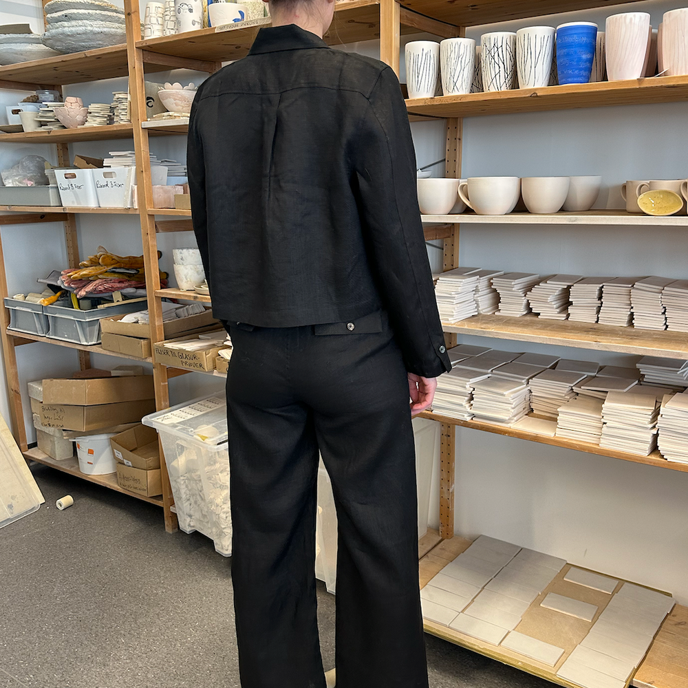 
                      
                        Studio Re- Sort linbukse og linjakke
                      
                    