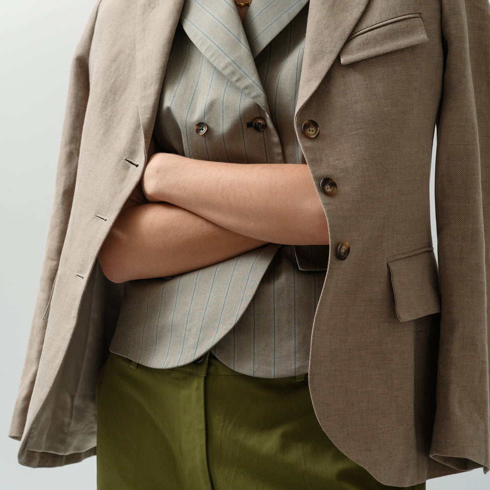Studio Re- Beige blazer med striper dobbeltspent vest og olivenfarede bukser