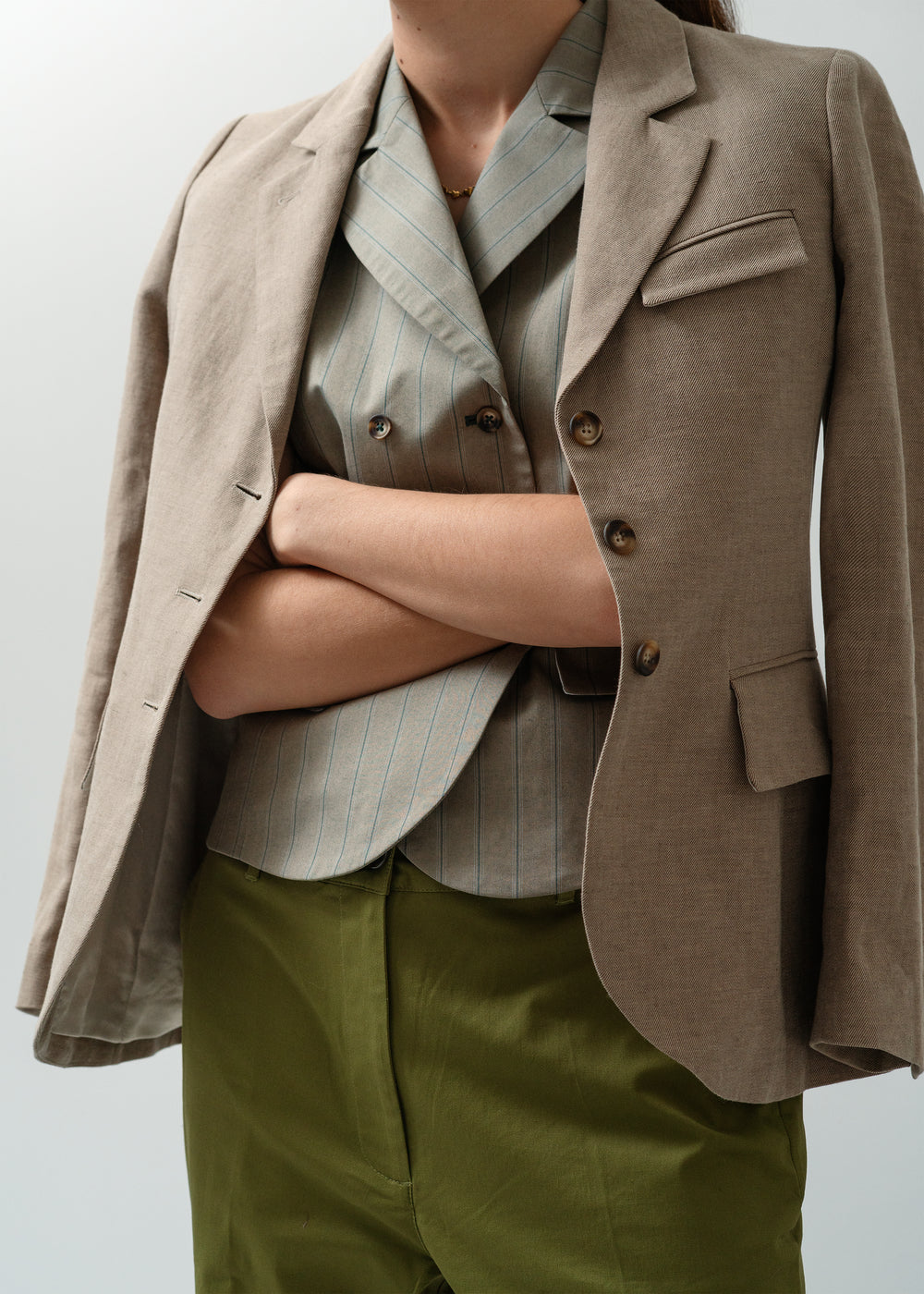 Studio Re- Beige blazer med striper dobbeltspent vest og olivenfarede bukser