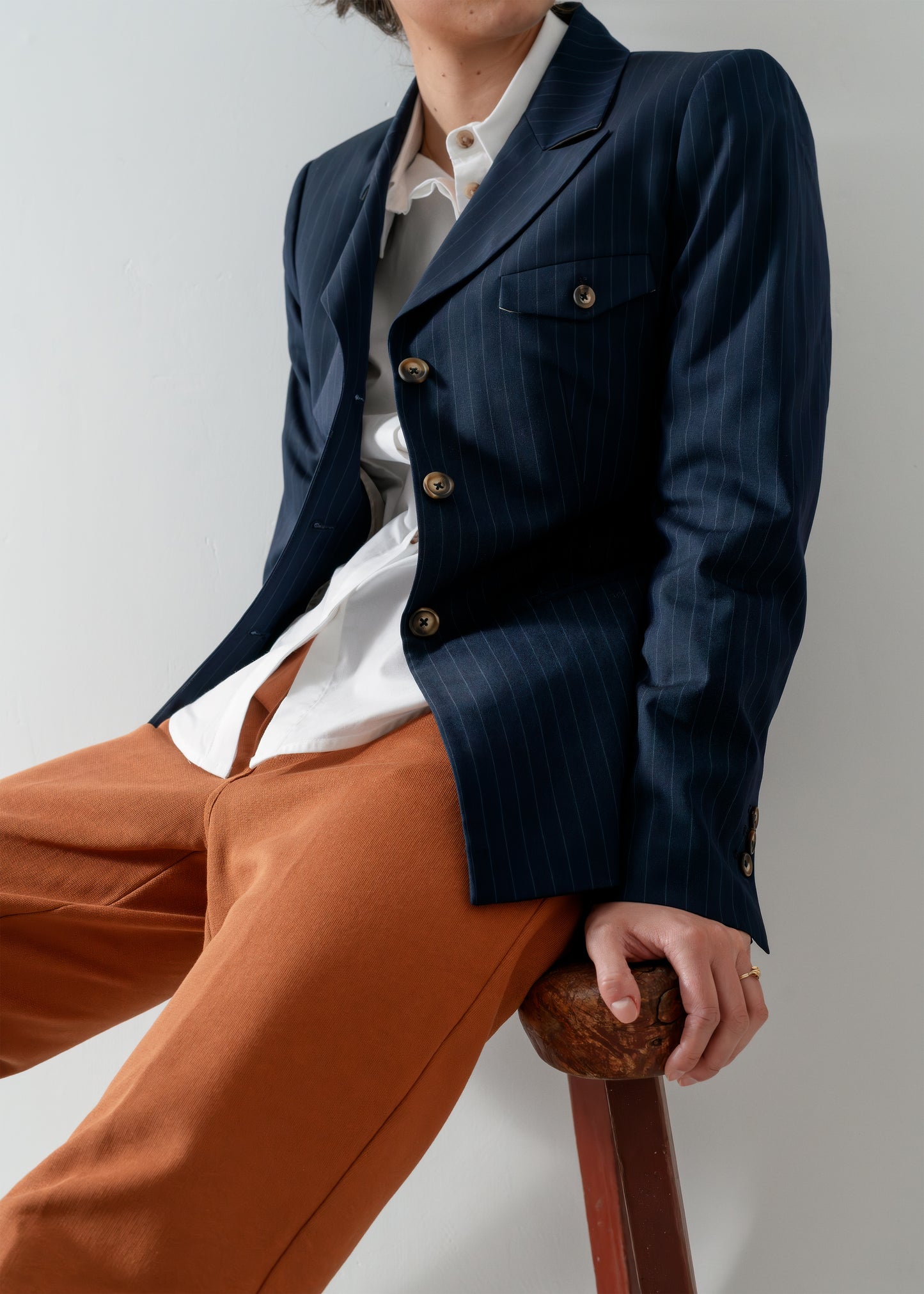 Studio Re- Pinstripe blazer med hvit skjorte og terracottafargede bukser