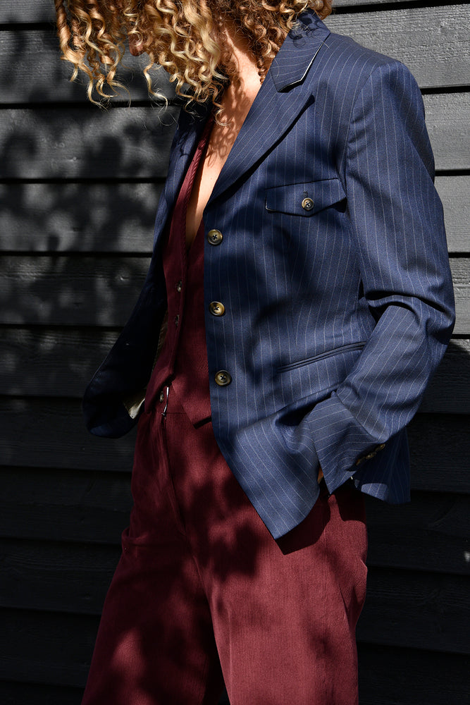 
                      
                        Studio Re- Pinstripe blazer og vinfarget kord vest og bukse
                      
                    