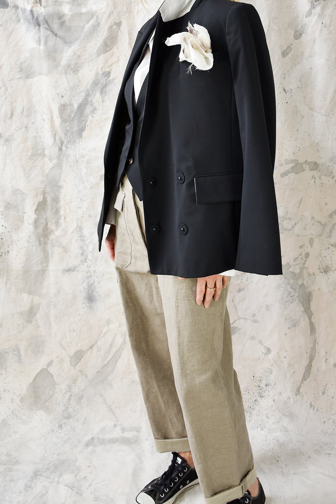 
                      
                        Studio Re- Sort blazer og beige bukse
                      
                    