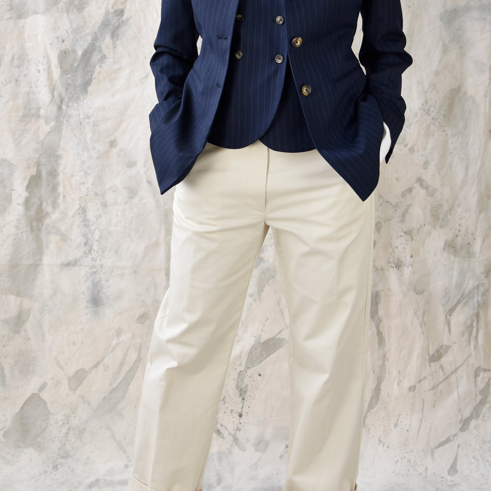 
                      
                        Studio Re- Pinstripe blazer og lys bukse
                      
                    