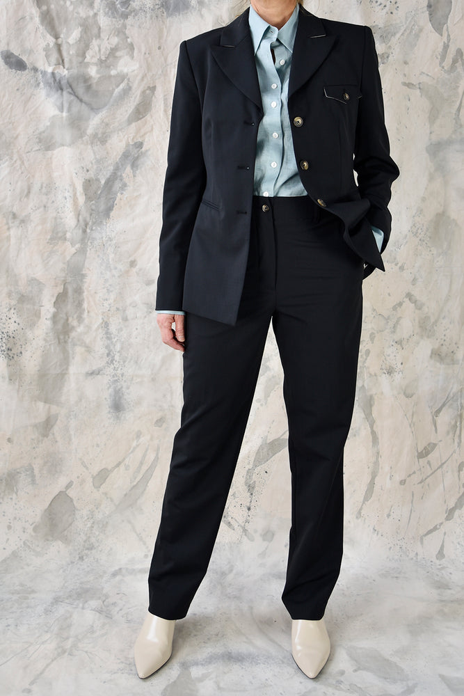 
                      
                        Studio Re- Sort innsvinget blazer og bukse
                      
                    