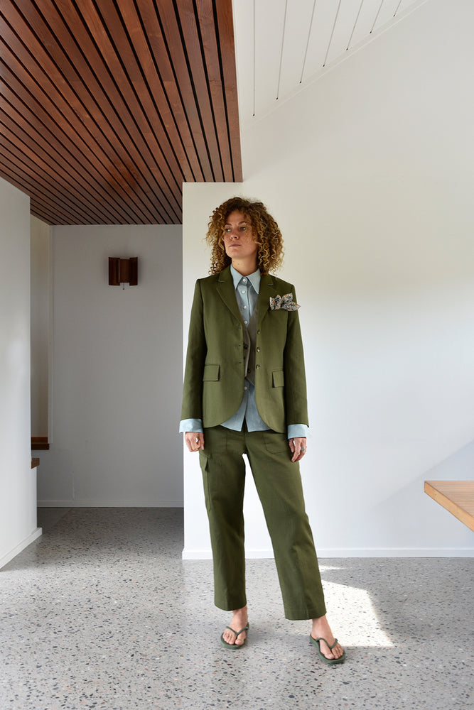 
                      
                        Studio Re- Armygrønn blazer og bukse, og dus aqua skjorte
                      
                    