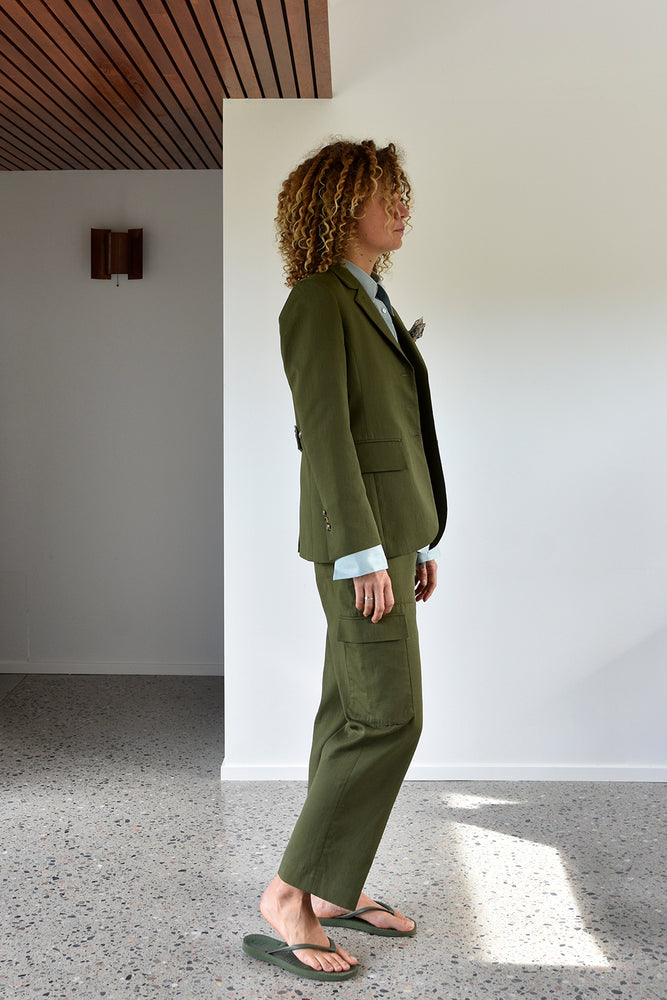
                      
                        Studio Re- Armygrønn Blazer og bukse, og dus aqua skjorte
                      
                    