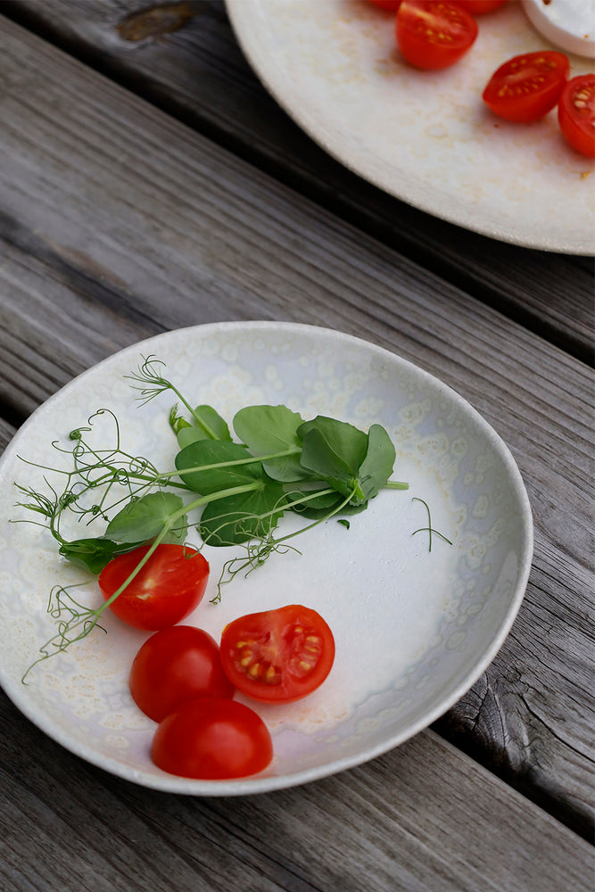 Aurora_ Dekket bord med keramikk  tallerkner i hvit krystall