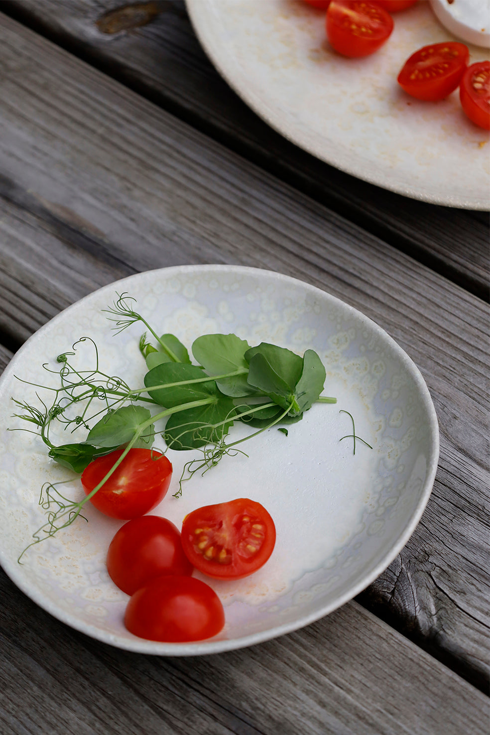 Aurora_ Dekket bord med keramikk  tallerkner i hvit krystall