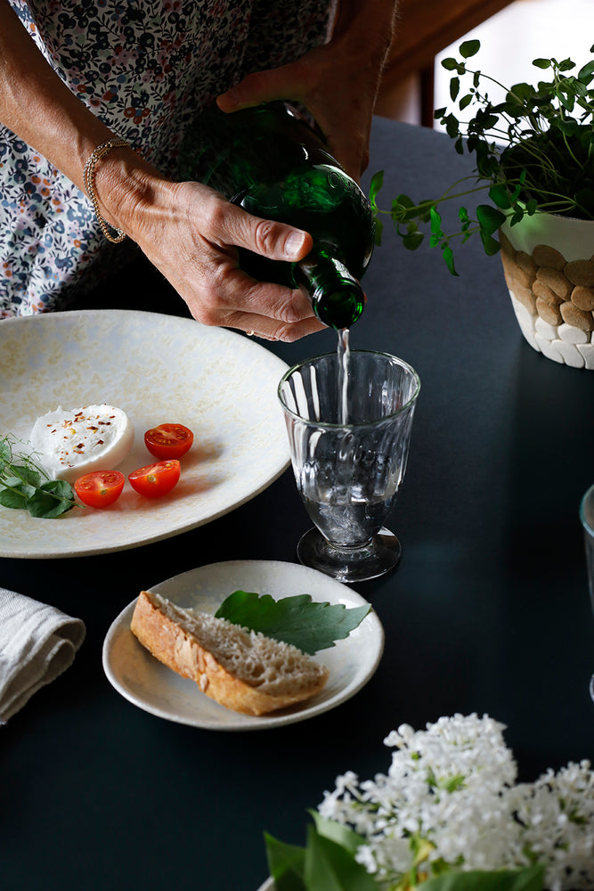 Aurora_ Dekket bord med keramikk  tallerkner i hvit krystall