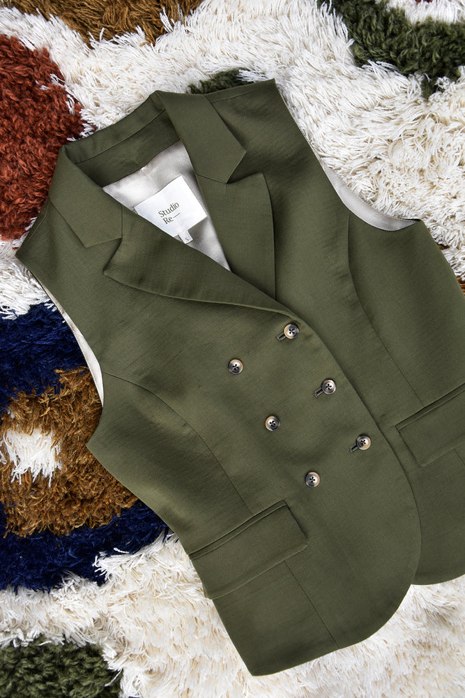 
                      
                        Studio Re- Armygrønn dobbeltspent vest
                      
                    