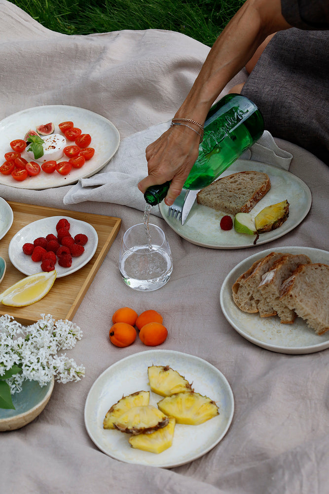 
                      
                        Aurora - Piknik, dekket med keramikk tallerkner i hvit krystall
                      
                    