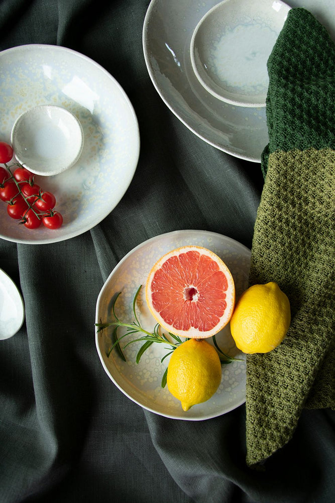 
                      
                        Aurora - Keramikk tallerkner i hvit krystall på bord
                      
                    